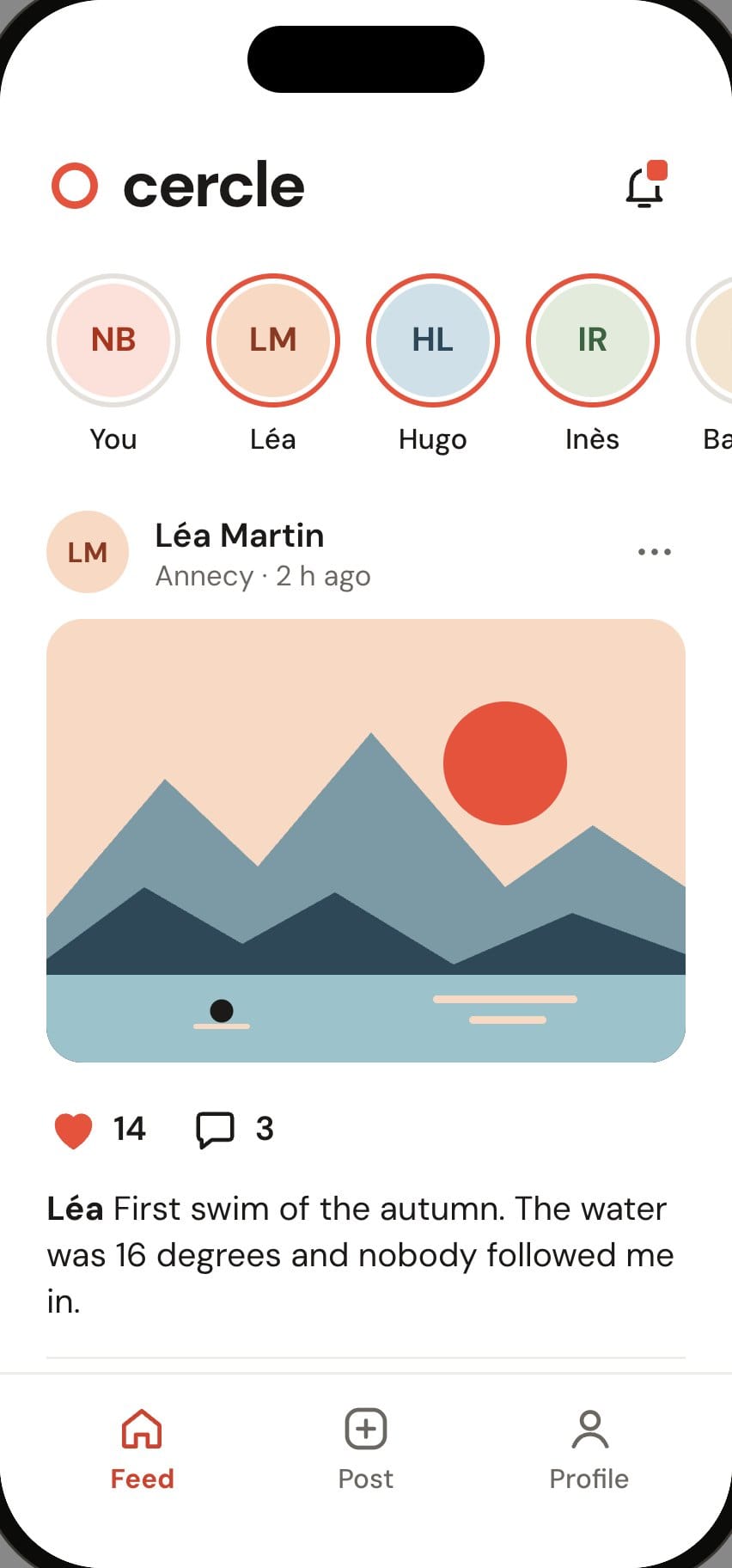 Feed of the Cercle app: friends who posted this week and a photo of a lake shared by Léa.