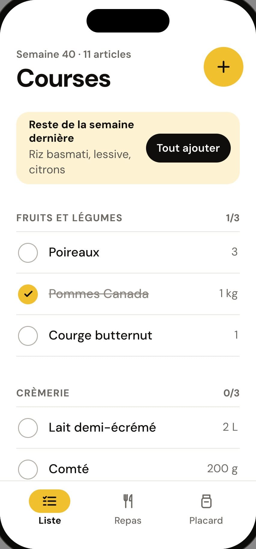 Liste de l’app Courses, rangée par rayon, avec les articles déjà pris.